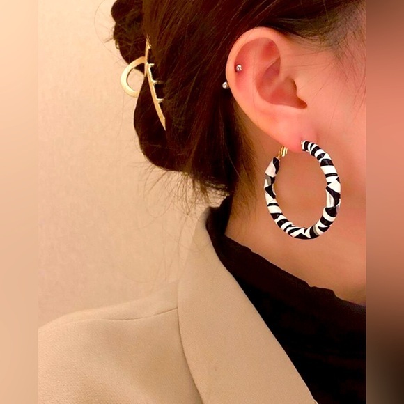 Nwot Stylish Black And White Hoop Statement Earrings 39$